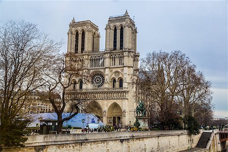 simsearch:400-08318159,k - PARIS - DECEMBER 14: Notre Dame cathedral in Paris, France on December 14, 2013. The cathedral began construction in 1163 and was completed in 1325. Foto de stock - Royalty-Free Super Valor e Assinatura, Número: 400-08400665