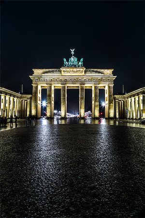 simsearch:400-04387670,k - BRANDENBURG GATE, Berlin, Germany at night. Road side view Photographie de stock - Aubaine LD & Abonnement, Code: 400-08400668