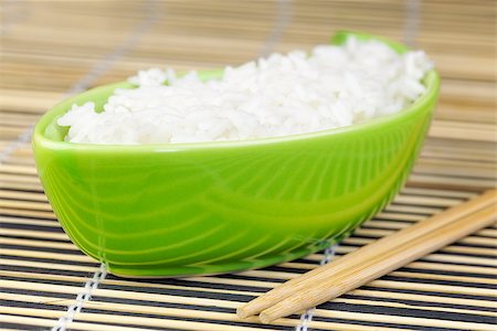 Rice in green clay bowl with wooden chopsticks Foto de stock - Royalty-Free Super Valor e Assinatura, Número: 400-08400968