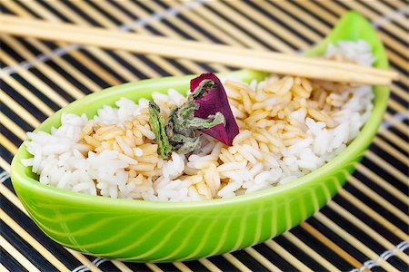 Rice in clay bowl with wooden chopsticks Foto de stock - Royalty-Free Super Valor e Assinatura, Número: 400-08400969