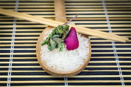 Rice on wooden spoon with wooden chopsticks Foto de stock - Royalty-Free Super Valor e Assinatura, Número: 400-08400971