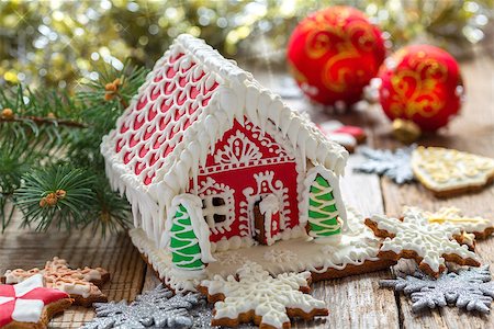 simsearch:400-08131561,k - Christmas gingerbread house on a background of festive decorations. Stockbilder - Microstock & Abonnement, Bildnummer: 400-08401002