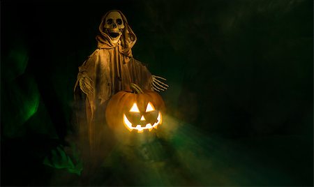 simsearch:400-09081867,k - A ghostly ghoul guarding a smiling Halloween pumpkin Fotografie stock - Microstock e Abbonamento, Codice: 400-08401034