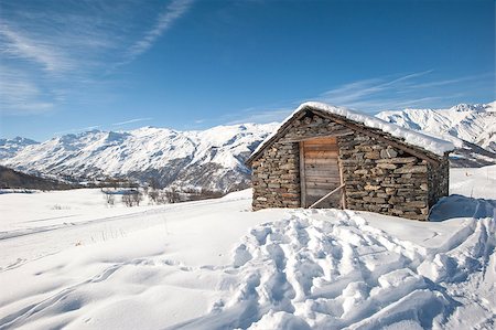 simsearch:400-04509158,k - Remote stone mountain hut on an alpine slope covered in snow Foto de stock - Super Valor sin royalties y Suscripción, Código: 400-08401271