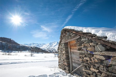 simsearch:400-04509158,k - Remote alpine mountain hut on a slope in the sunlight covered with snow Foto de stock - Super Valor sin royalties y Suscripción, Código: 400-08401272