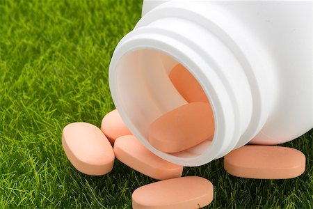 simsearch:400-08862116,k - Close up vitamin pill bottle spilling pills on to green grass Stock Photo - Budget Royalty-Free & Subscription, Code: 400-08402061