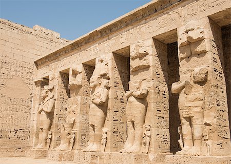 simsearch:400-05739807,k - Statues of a pharaoh at the temple of Medinat Habu courtyard in Luxor Foto de stock - Super Valor sin royalties y Suscripción, Código: 400-08402285