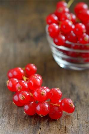 simsearch:400-04423672,k - Red currants  isolated on wood background Stockbilder - Microstock & Abonnement, Bildnummer: 400-08402728