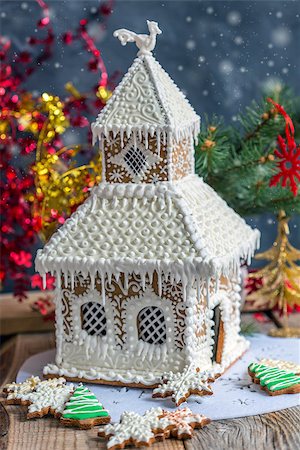 simsearch:400-08131561,k - Christmas gingerbread house and cookies on the wooden table. Stockbilder - Microstock & Abonnement, Bildnummer: 400-08402796