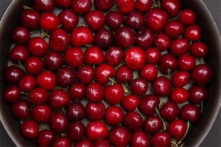 simsearch:400-05147624,k - Top view of fresh red cherry in round baking tin Foto de stock - Super Valor sin royalties y Suscripción, Código: 400-08403124