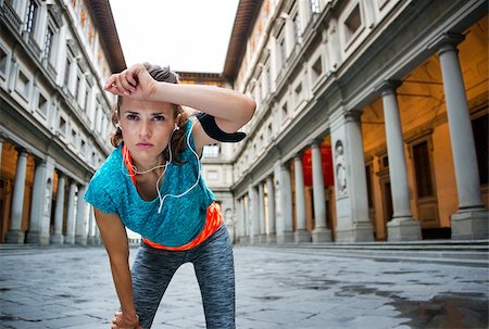 simsearch:400-08022064,k - Now it is time to invest in your body and no matter you are at hometown or traveling. Young fitness female is catching breathe while sporting next to Uffizi gallery in Florence, Italy Photographie de stock - Aubaine LD & Abonnement, Code: 400-08414762