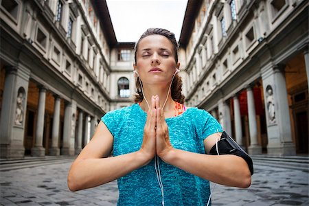 simsearch:400-08022064,k - Now it is time to invest in your body and no matter you are at hometown or traveling. Young fitness woman in sports outfit is doing yoga in front of Uffizi gallery in Florence Italy Photographie de stock - Aubaine LD & Abonnement, Code: 400-08414773