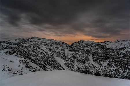 simsearch:862-06826182,k - Cloudy night winter mountain landscape - Vogel, Slovenia. Foto de stock - Super Valor sin royalties y Suscripción, Código: 400-08427340