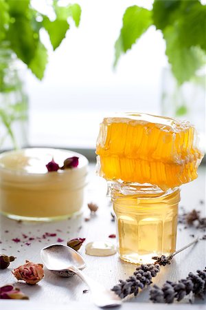 Honey variety with bee's comb in a glass jars with flowers and fresh herbs. Photographie de stock - Aubaine LD & Abonnement, Code: 400-08427654