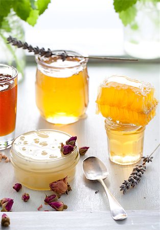 Honey variety with bee's comb in a glass jars with flowers and fresh herbs. Foto de stock - Super Valor sin royalties y Suscripción, Código: 400-08427653
