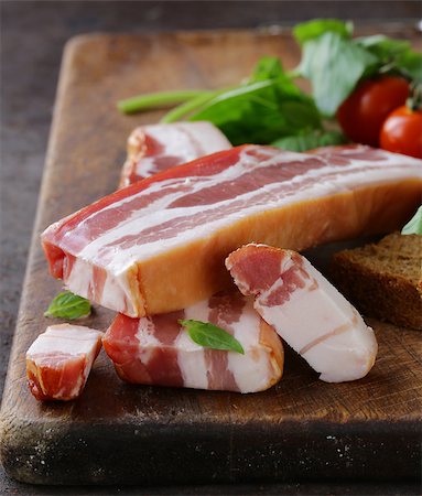 simsearch:400-08864409,k - smoked bacon with basil and tomatoes on a cutting board Foto de stock - Super Valor sin royalties y Suscripción, Código: 400-08427750