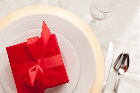 simsearch:400-04277175,k - Beautiful Christmas Gift with Place Setting Abstract at Table. Fotografie stock - Microstock e Abbonamento, Codice: 400-08428004