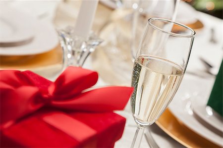 simsearch:400-04277175,k - Beautiful Christmas Gift with Place Setting Abstract at Table. Fotografie stock - Microstock e Abbonamento, Codice: 400-08428005