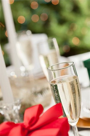 simsearch:400-04277175,k - Beautiful Christmas Gift with Place Setting Abstract at Table. Fotografie stock - Microstock e Abbonamento, Codice: 400-08428006
