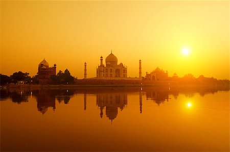 simsearch:400-05006924,k - Panoramic view of Taj Mahal at sunset with reflection, Agra, Uttar Pradesh, India. Photographie de stock - Aubaine LD & Abonnement, Code: 400-08428059