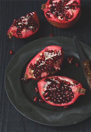 Pieces and grains of ripe pomegranate fruit Photographie de stock - Aubaine LD & Abonnement, Code: 400-08428270