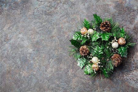 Green Christmas wreath Grey Stone background Photographie de stock - Aubaine LD & Abonnement, Code: 400-08428302