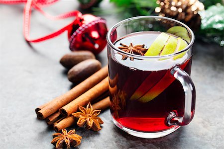 Mulled red wine with apple slices and spices in a glass cup on a Christmas background Photographie de stock - Aubaine LD & Abonnement, Code: 400-08428345
