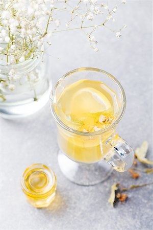 Mulled White Wine Spicy hot tea with lemon, haney,linden Warm Drink Photographie de stock - Aubaine LD & Abonnement, Code: 400-08428343
