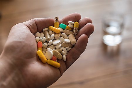 simsearch:400-07681009,k - hand full of pills and vitamin supplements Stockbilder - Microstock & Abonnement, Bildnummer: 400-08428423