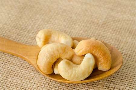 simsearch:400-07210943,k - Cashew in wooden spoon on sack background. Stock Photo - Budget Royalty-Free & Subscription, Code: 400-08428569