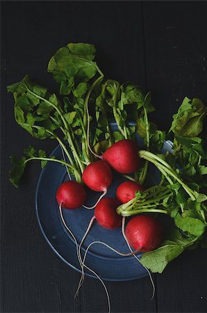 simsearch:400-07422782,k - bunch of fresh radishes on wooden table Photographie de stock - Aubaine LD & Abonnement, Code: 400-08428813