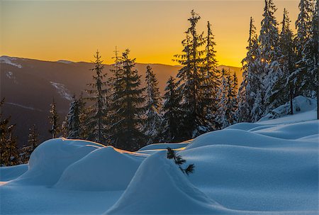 Winter mountains against beautiful evening sky.  Snowdrifts are in foreground. Foto de stock - Super Valor sin royalties y Suscripción, Código: 400-08428896
