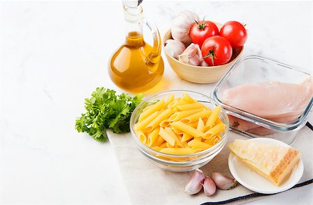 Italian food ingredients: pasta, tomatoes, herbs, chicken and spices on wooden background Photographie de stock - Aubaine LD & Abonnement, Code: 400-08428893