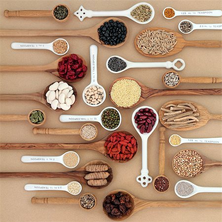 simsearch:400-08429907,k - Dried superfood selection in spoons and bowls over natural paper background. Highly nutritious in antioxidants, minerals, vitamins and dietary fiber. Fotografie stock - Microstock e Abbonamento, Codice: 400-08429230