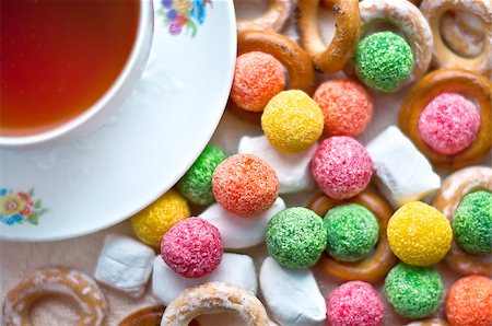 Cup of tea with colorful candy and baranka Stockbilder - Microstock & Abonnement, Bildnummer: 400-08429257