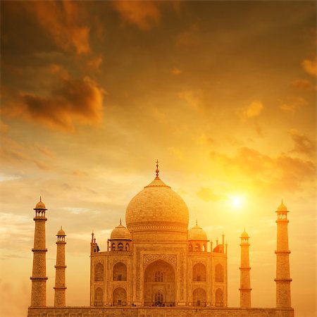 simsearch:400-05006924,k - Front view Taj Mahal in Agra, India on sunset. Photographie de stock - Aubaine LD & Abonnement, Code: 400-08429301