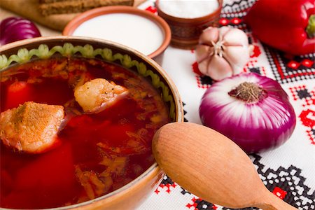 rote-beete-suppe - The pieces of meat in the borscht soup as the main ingredient of this dish. Stockbilder - Microstock & Abonnement, Bildnummer: 400-08429866