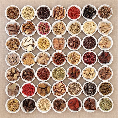 simsearch:400-06521200,k - Traditional chinese herbal medicine ingredients in white china bowls over hessian background. Fotografie stock - Microstock e Abbonamento, Codice: 400-08429915