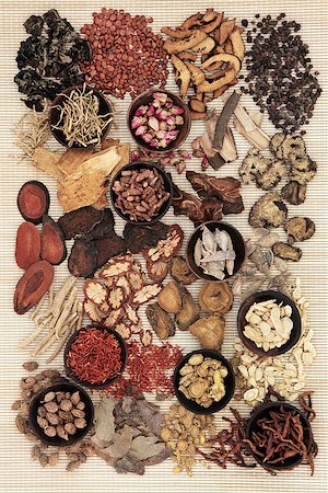 simsearch:400-06521200,k - Traditional chinese herbal medicine in wooden bowls and loose over bamboo bowls over background. Fotografie stock - Microstock e Abbonamento, Codice: 400-08429947