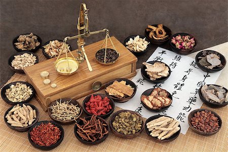 simsearch:400-06521200,k - Chinese medicine ingredients with scales and calligraphy on rice paper. Translation read as chinese herbal medicine as increasing the bodys ability to maintain body and spirit health and balance energy. Stockbilder - Microstock & Abonnement, Bildnummer: 400-08429948