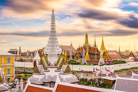 Bangkok, Thailand skyline at Temple of the Emerald Buddha and the Royal Palace. Stockbilder - Microstock & Abonnement, Bildnummer: 400-08434063