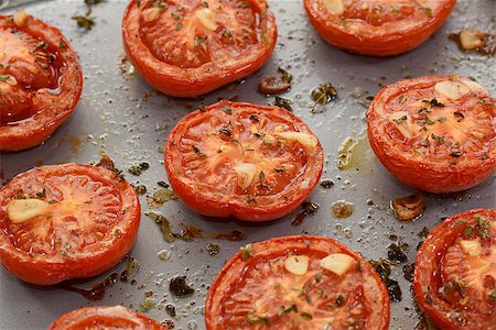 simsearch:633-01274958,k - Close-up of roasted tomato halves, hot from the oven with garlic and thyme Photographie de stock - Aubaine LD & Abonnement, Code: 400-08430040