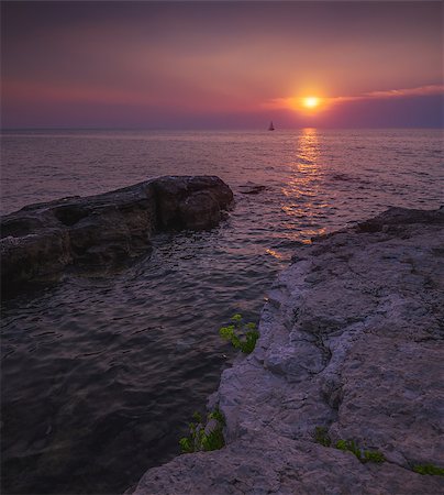 simsearch:862-03365270,k - Beautiful Vibrant Sunset Over the Sea with Rocks in Foreground Fotografie stock - Microstock e Abbonamento, Codice: 400-08430104