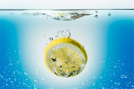 dropping fruit in water photography - Image of a lemon slice falling in water Photographie de stock - Aubaine LD & Abonnement, Code: 400-08430255