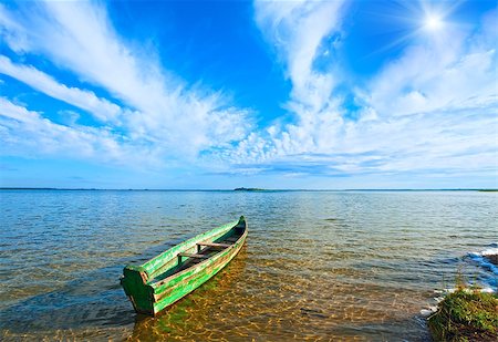 simsearch:400-04297462,k - Old wooden fishing boat on summer lake bank and sunshine in blue sky (Svityaz, Ukraine) Foto de stock - Super Valor sin royalties y Suscripción, Código: 400-08430462