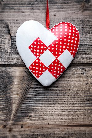 simsearch:400-08034173,k - Love concept. Heart hanging on a string, shot on wooden background Stockbilder - Microstock & Abonnement, Bildnummer: 400-08431054