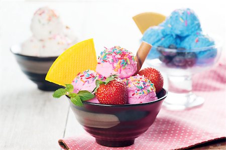 simsearch:400-08225242,k - Pink, blue and white ice cream in bowl on white rustic wooden background. Stockbilder - Microstock & Abonnement, Bildnummer: 400-08431199