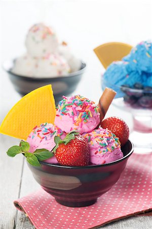 simsearch:400-08494395,k - Strawberry, blueberry and vanilla ice cream in bowl on white rustic wooden background. Foto de stock - Super Valor sin royalties y Suscripción, Código: 400-08431200