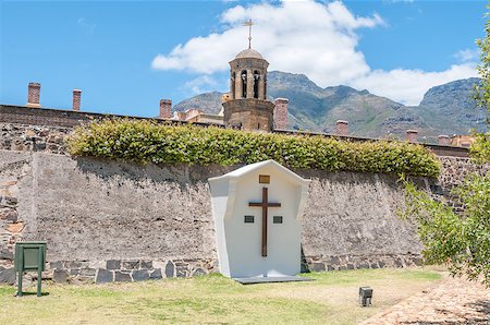 simsearch:400-08314022,k - Wooden cross in front of the Castle of Good Hope with Devils Peak in the back Stock Photo - Budget Royalty-Free & Subscription, Code: 400-08431349