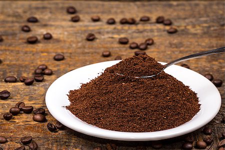 simsearch:400-06700189,k - Ground coffee on white plate with spoon and sorrounding coffee beans Stock Photo - Budget Royalty-Free & Subscription, Code: 400-08431510